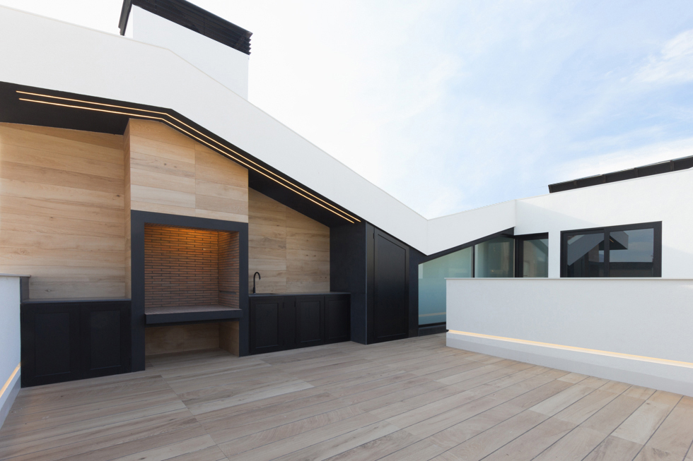 Terraza con barbacoa en casa de pueblo moderna I Chiralt Arquitectos Valencia