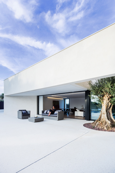 Terraza de lujo casa de diseño Cumbres con conjunto Vondom de Chiralt Arquitectos Valencia