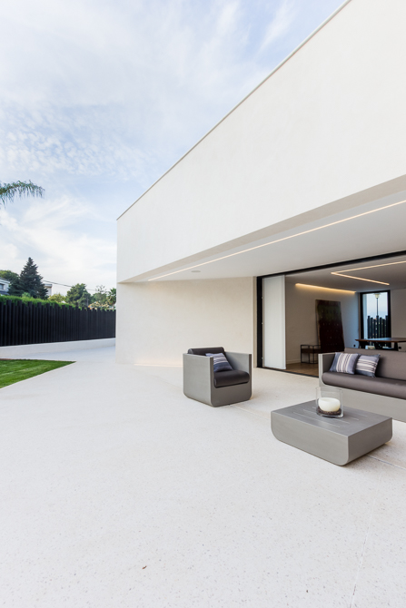 Terraza de lujo casa de diseño Cumbres con conjunto Vondom y suelo de hormigón blanco blanco