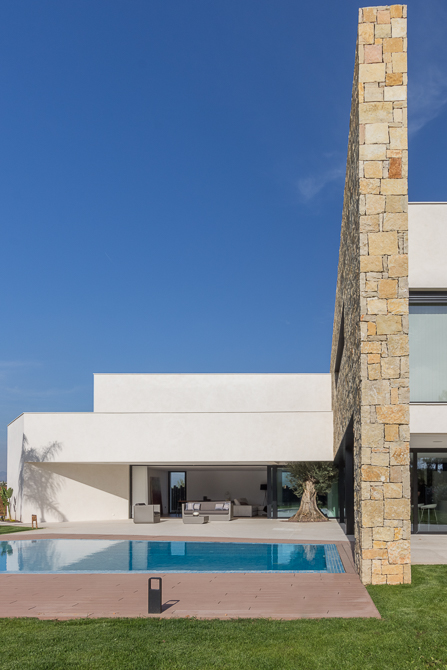 Casa de diseño Cumbres con muro de piedra y jardín | Chiralt arquitectos Cumbres de San Antonio