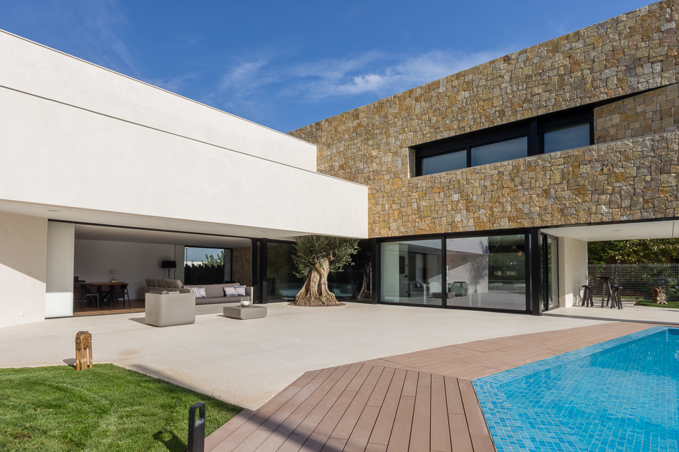 Chalet de lujo con muro de piedra en casa de diseño Cumbres | Chiralt Arquitectos Valencia