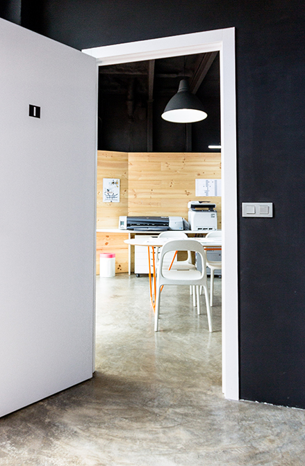 Pasillo distribuidor con puertas blancas y paredes negras