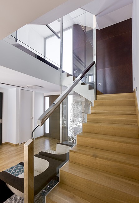 Escalera de madera y acero. Recibidor moderno y luminoso