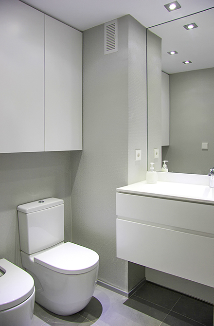 Baño moderno y minimalista y con mampara de cristal en la reforma integral de un pequeño piso |Chiralt arquitectos Valencia | Centelles