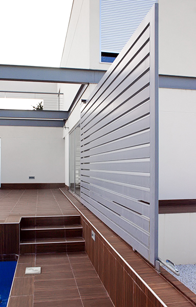 Puerta corredera en casa minimalista. Chiralt Arquitectos Valencia.