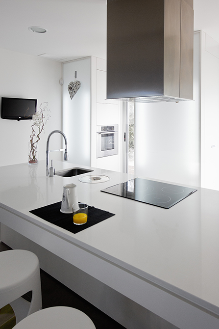 Cocina blanca con isla en casa minimalista. Chiralt Arquitectos Valencia.