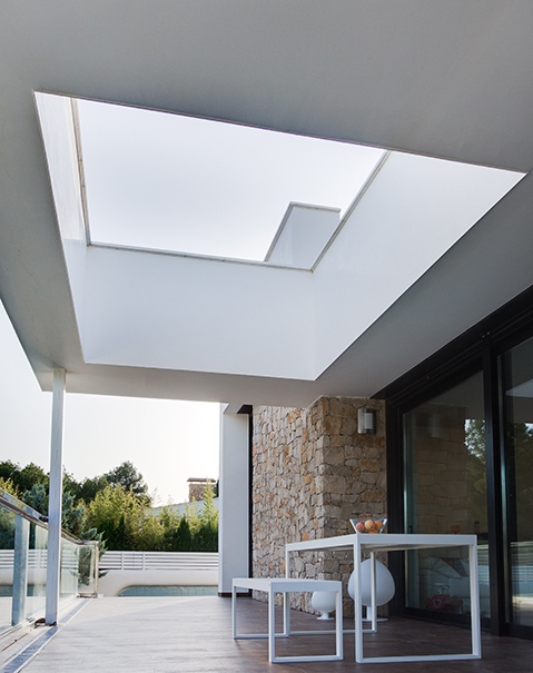 Muro de piedra exterior y lucernario en casa pasiva moderna | Chiralt arquitectos Valencia