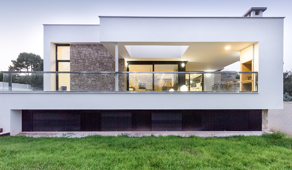 Terraza con muro de piedra exterior y lucernario en casa pasiva moderna | Chiralt arquitectos Valencia