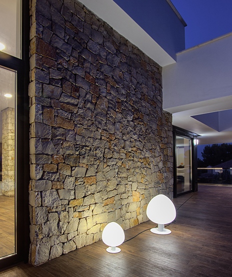 Muro de piedra exterior en casa pasiva moderna | Chiralt arquitectos Valencia