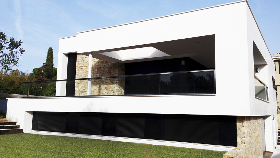 Muro de piedra exterior y lucernario en casa pasiva moderna | Chiralt arquitectos Valencia