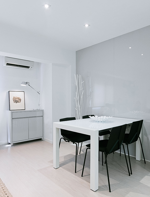 Pequeño comedor moderno en apartamento en blanco y gris.