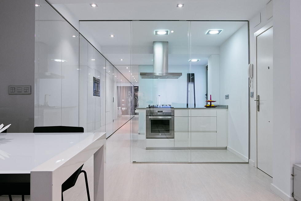 Pequeña cocina moderna y minimalista en piso con paredes de cristal