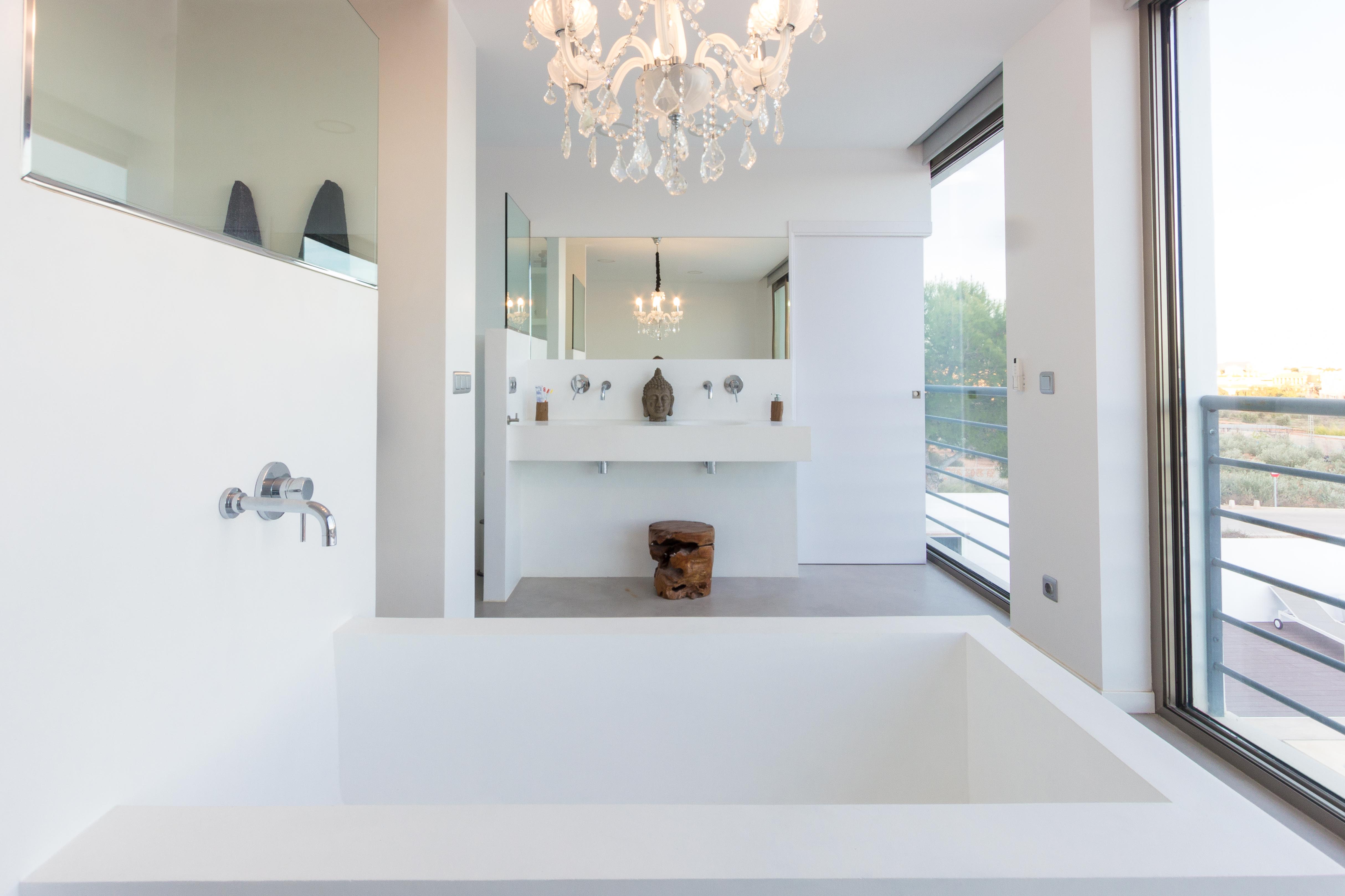 Bañera y lavabo de microcemento blanco en casa cubo mediterranea. Chiralt arquitectos Valencia.