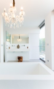 Bañera exenta en dormitorio y lavabo de microcemento blanco en casa cubo mediterranea. Chiralt arquitectos Valencia.