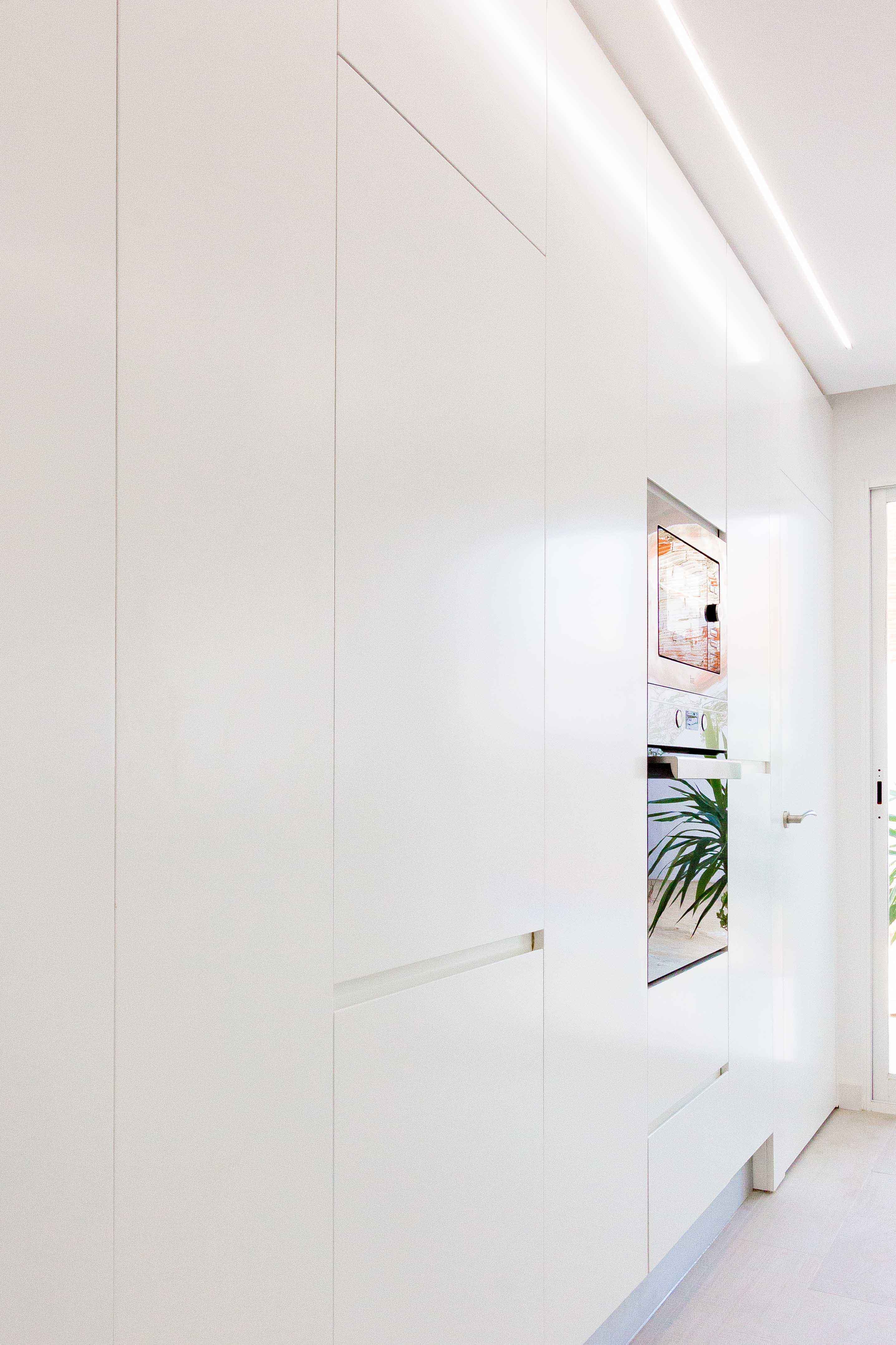 Armario blanco minimalista en reforma de casa. Chiralt Arquitectos Valencia.