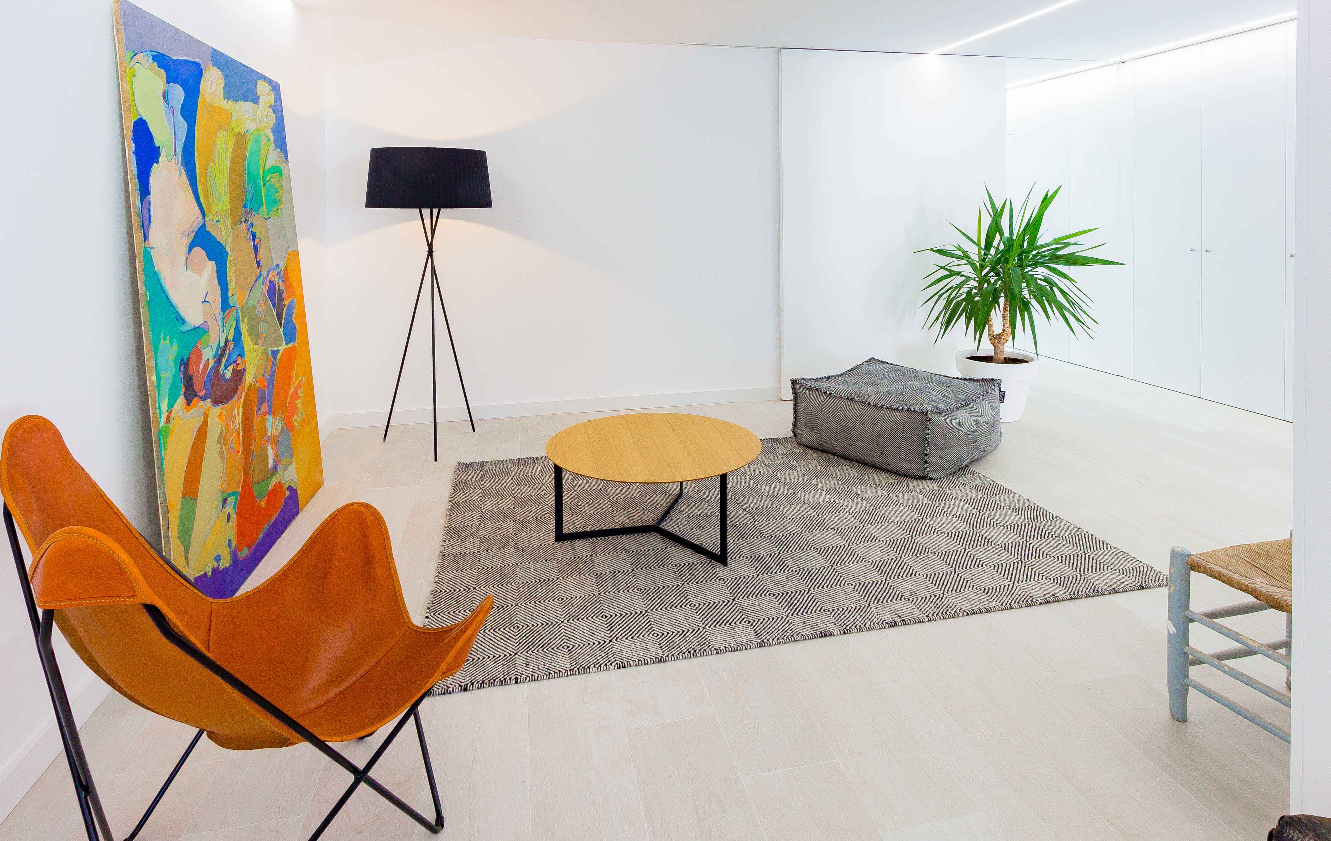 Decoración de salón en reforma de casa minimalista. Chiralt Arquitectos Valencia.