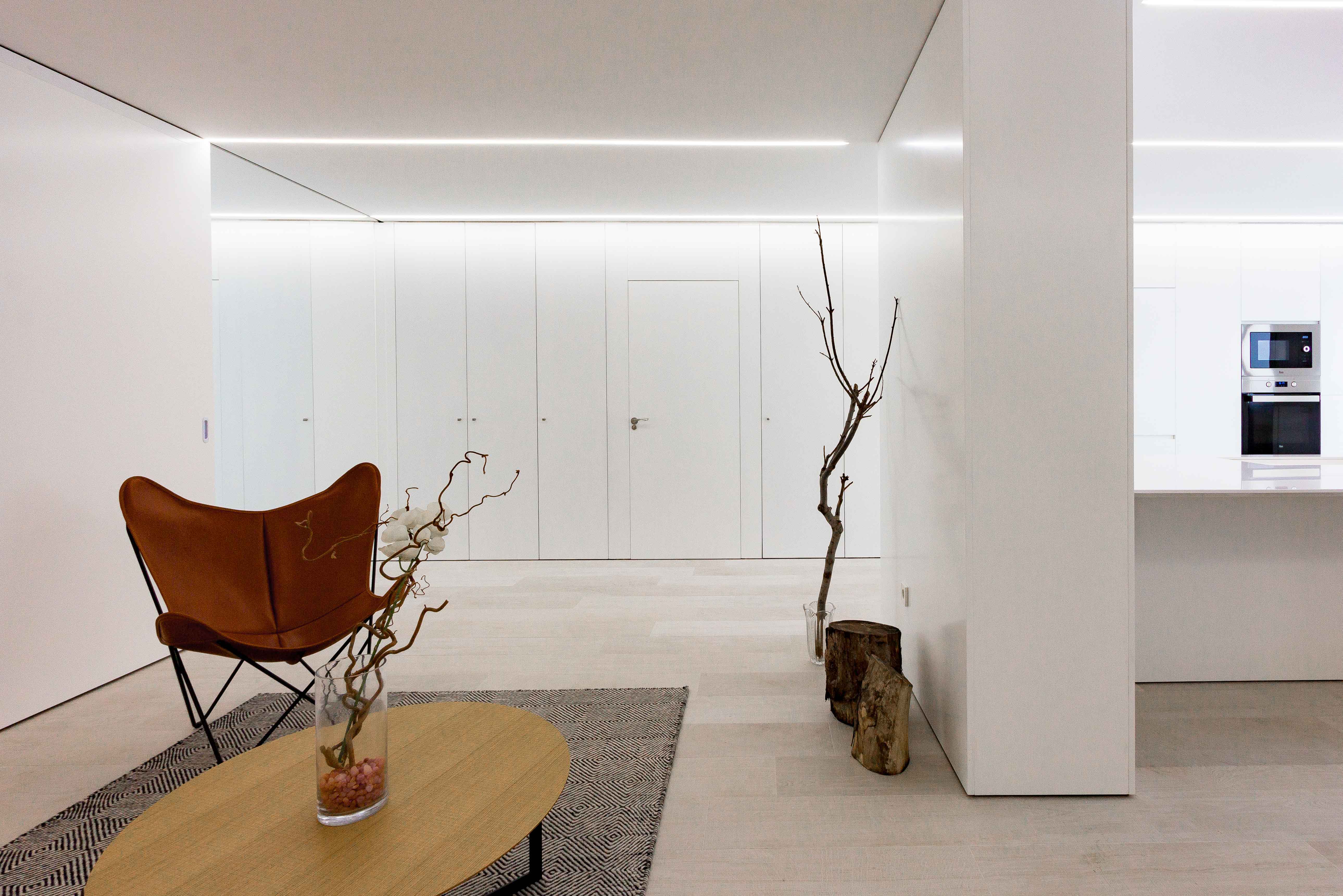Alfombra en decoración minimalista en reforma de casa. Chiralt Arquitectos Valencia.