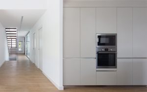 pasillo cocina schmidt casa vivienda moderna chiralt arquitectos valencia