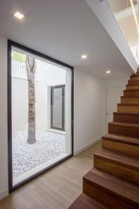 escalera patio casa vivienda moderna chiralt arquitectos valencia
