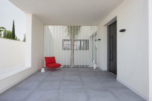 entrada casa vivienda moderna chiralt arquitectos valencia