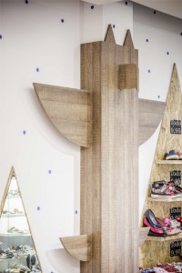 Tienda zapateria para niños con totem indio decorativo de madera