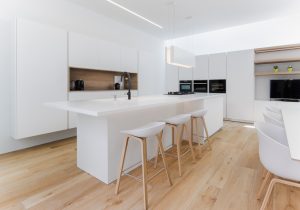 Cocina minimalista Santos en casa de pueblo moderna de Chiralt Arquitectos Valencia