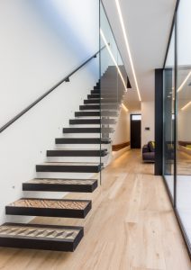 Escalera minimalista con cristal de casa de pueblo moderna de Chiralt Arquitectos Valencia