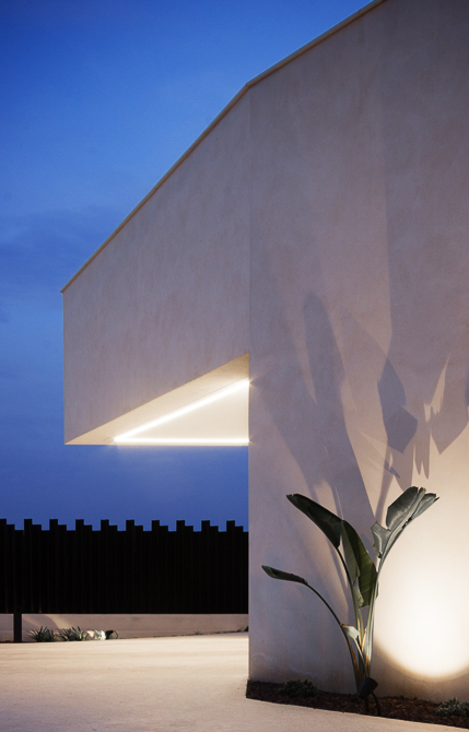 Vivienda de diseño con voladizo blanco de Chiralt Arquitectos Valencia