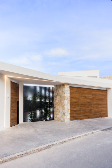 Puerta moderna de madera en casa de diseño Cumbres de Chiralt Arquitectos Valencia