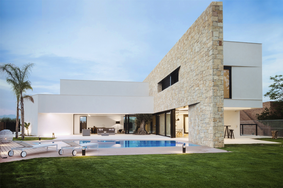 Chalet de lujo con muro de piedra en casa de diseño Cumbres de Chiralt Arquitectos Valencia
