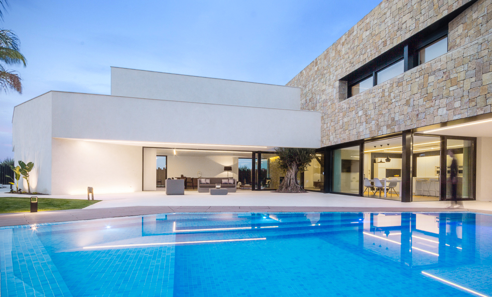 Piscina de lujo con muro de piedra en casa de diseño Cumbres de Chiralt Arquitectos Valencia