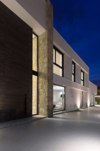 Casa de diseño con fachada de piedra de Chiralt Arquitectos Valencia