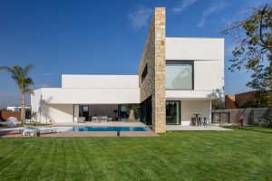 Fachada de piedra en casa de diseño Cumbres de Chiralt Arquitectos Valencia