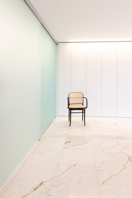 silla ton sobre suelo de marmol en vivienda mediterranea. Chiralt Arquitectos Valencia