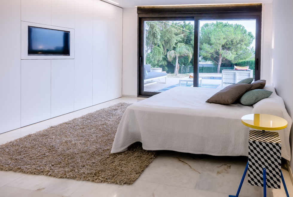 Dormitorio moderno en blanco en vivienda mediterranea. Chiralt Arquitectos Valencia