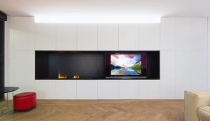 Armariada tv moderna en blanco y negro en vivienda mediterránea. Chiralt Arquitectos Valencia