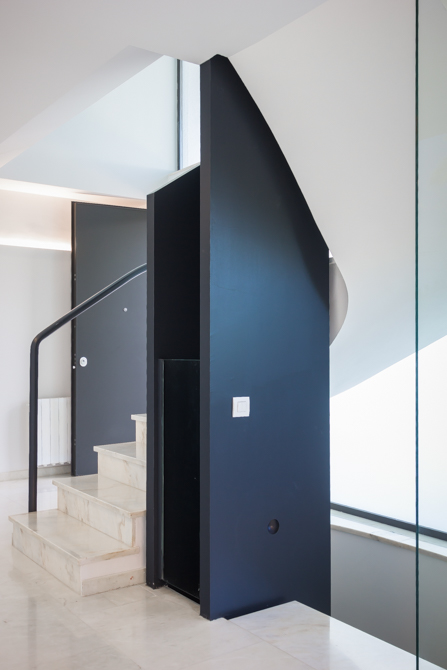 Escalera moderna de marmol en negro en vivienda mediterránea. Chiralt Arquitectos Valencia