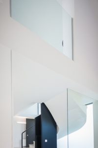 Escalera moderna en blanco y negro en vivienda mediterránea. Chiralt Arquitectos Valencia