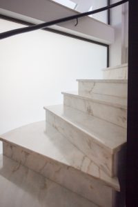 Escalera con peldaños de mármol en vivienda mediterránea. Chiralt Arquitectos Valencia