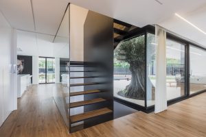 Escalera de diseño en hierro, cristal y madera de Chiralt Arquitectos Valencia