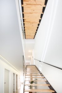 Escalera escandinava de madera y hierro en vivienda estilo nórdico - Chiralt Arquitectos Valencia