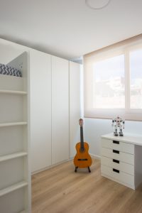 Habitación juvenil moderna en blanco en vivienda estilo nórdico - Chiralt Arquitectos Valencia