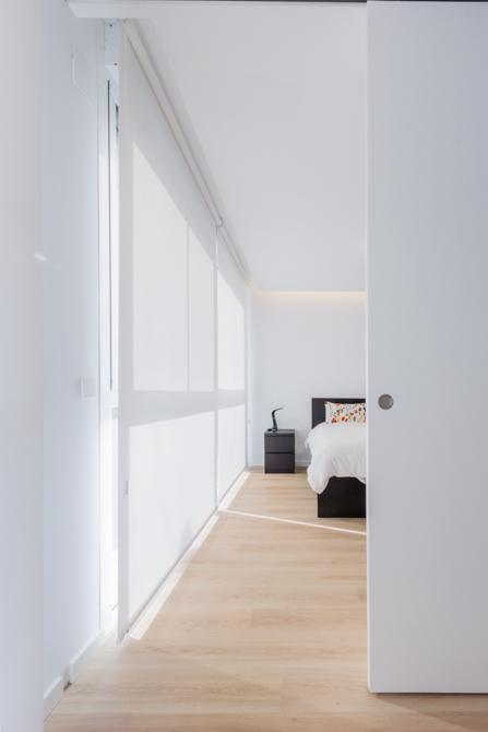 Dormitorio moderno en blanco con estores y perita corredera en vivienda estilo nórdico - Chiralt Arquitectos Valencia
