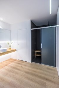 Baño moderno con ducha con puerta de cristal en vivienda estilo nórdico - Chiralt Arquitectos Valencia