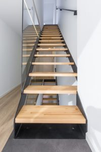 Escalera escandinava de madera clara, hormigón y hierro en vivienda estilo nórdico - Chiralt Arquitectos Valencia
