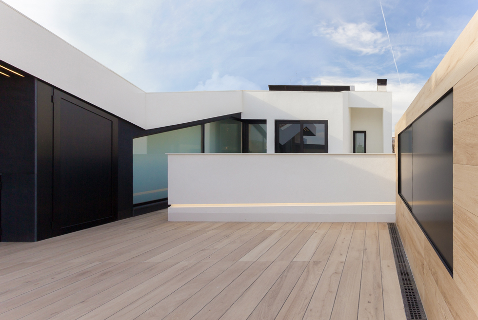 Terraza con suelo de madera casa de pueblo moderna de Chiralt Arquitectos Valencia