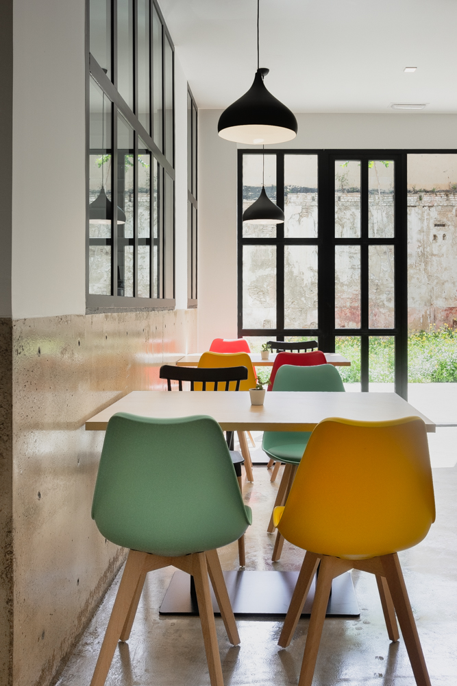 cafetería-de-diseño-en-Valencia-con colores y diseño nordico