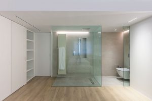 Ducha-mampara-cristal-Baño-moderno-minimalista-en-valencia-chiralt-arquitectos-valencia