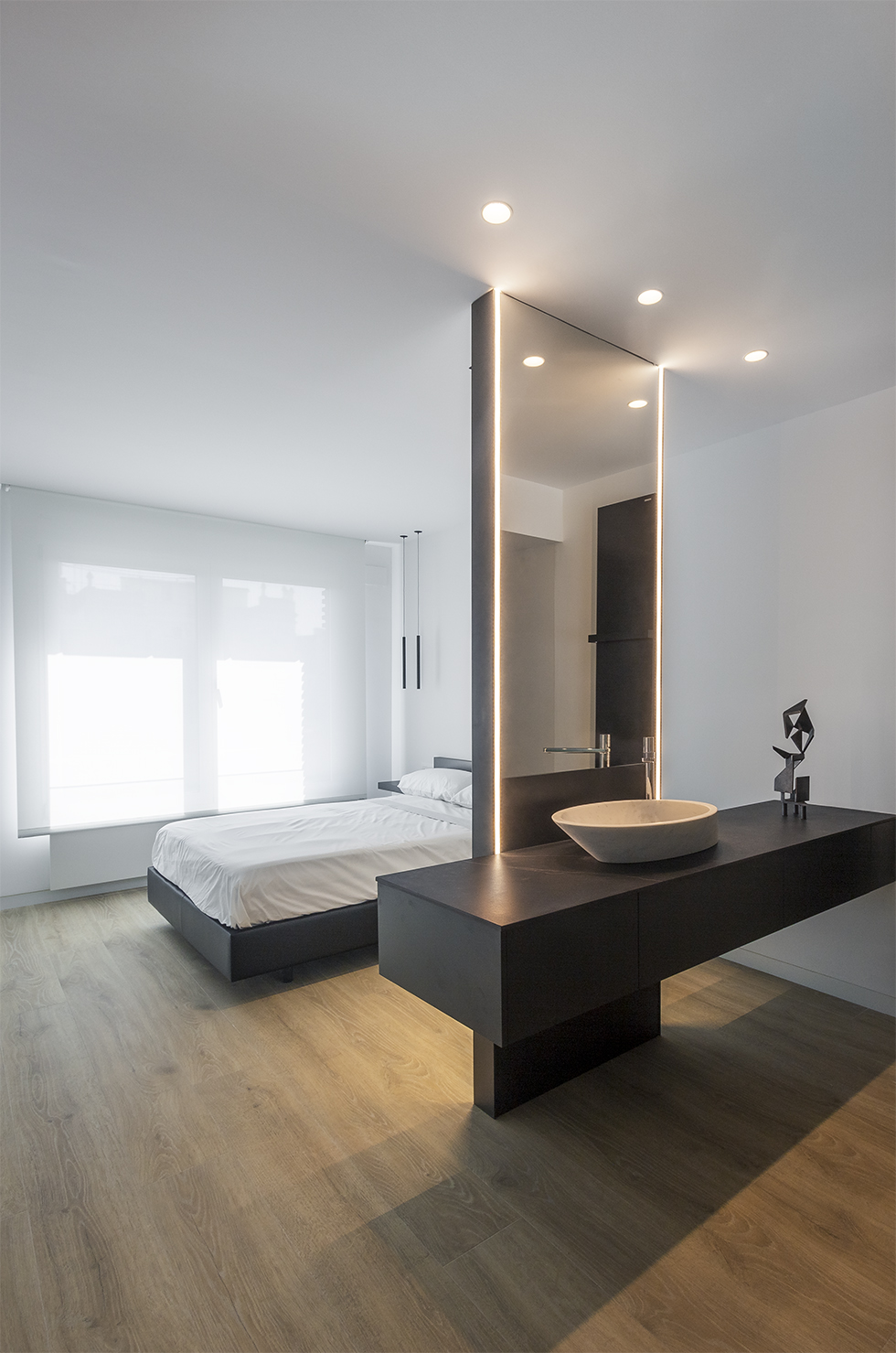 mueble-baño-lavabo-encimera-abierto-dormitorio--minimalista-en-valencia-chiralt-arquitectos-valencia