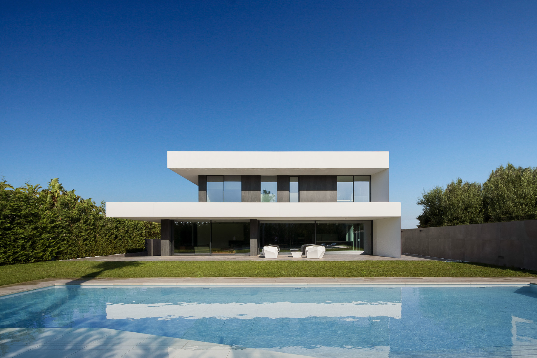 Casa moderna minimalista blanca con piscina